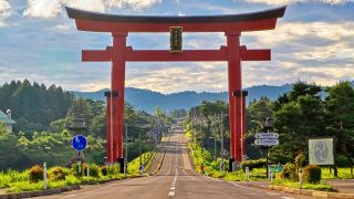 道路に聳える鳥居