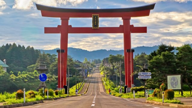 道路に聳える鳥居