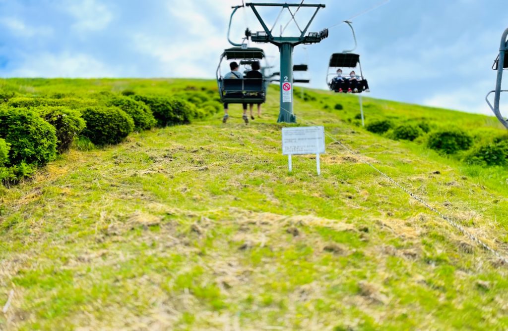 大室山山頂に向かうリフトの様子