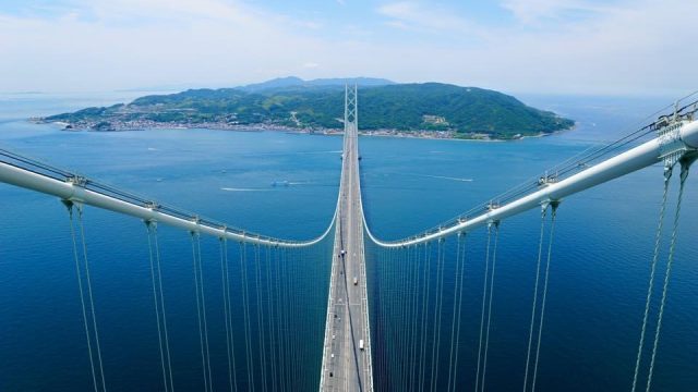 明石海峡大橋の塔頂