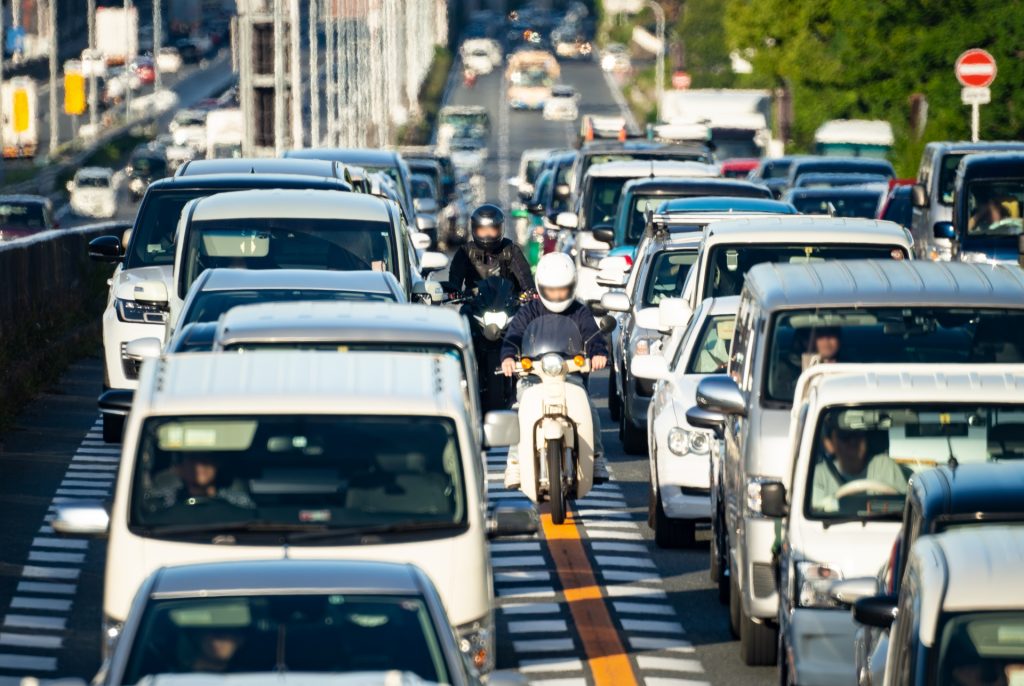 交通渋滞をすり抜けるバイクの様子