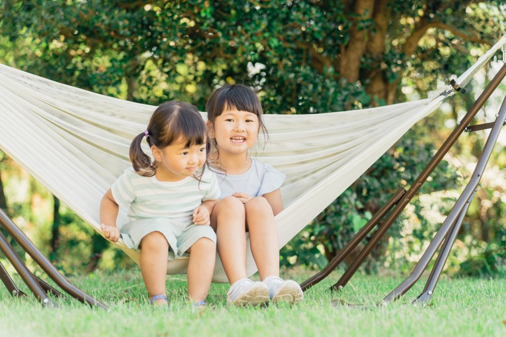 キャンプ場でハンモックに乗る子供