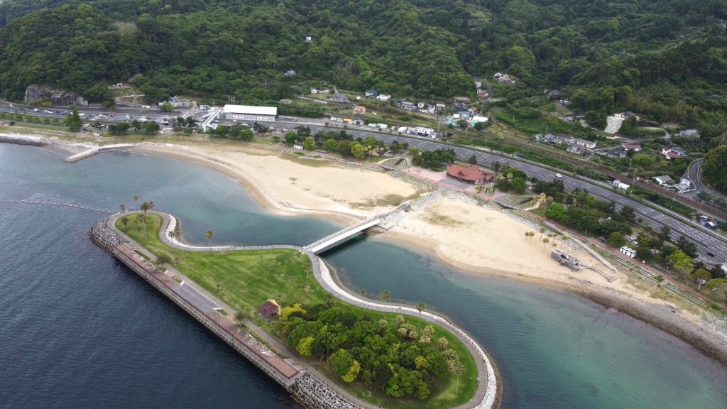 ドローンで空撮した田ノ浦アイルとビーチの様子