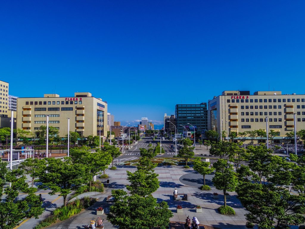 青空の広がる街中
