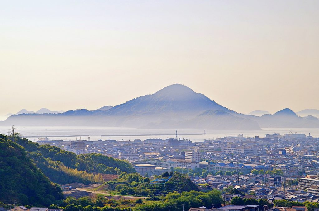 興居島と松山市街地の様子