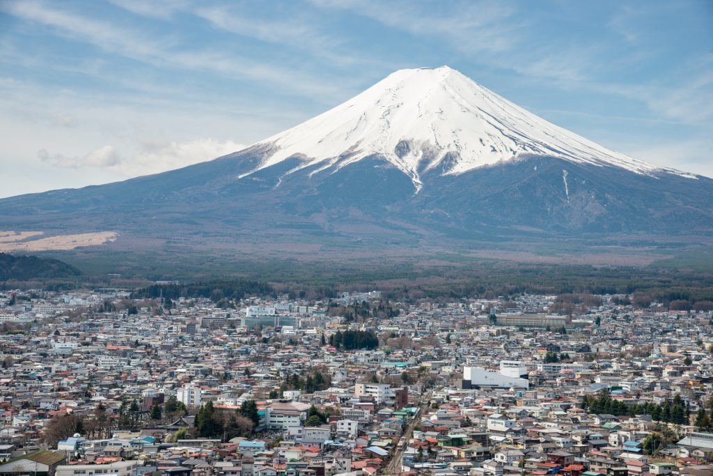 富士吉田を走る富士急と富士山の様子