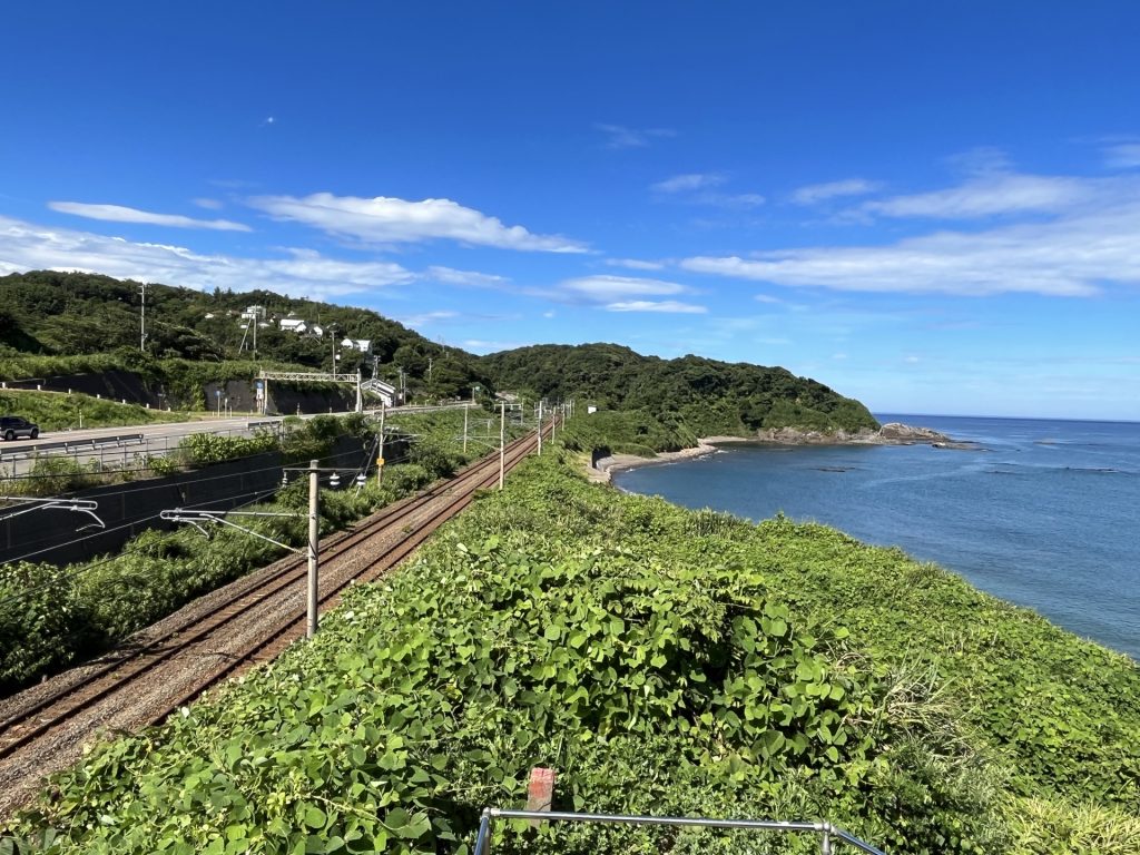 海と鉄道の様子