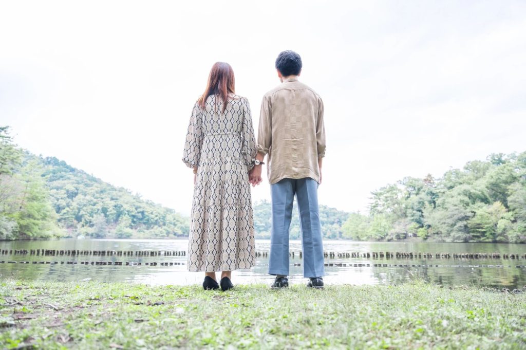 男女が手を繋いでいる