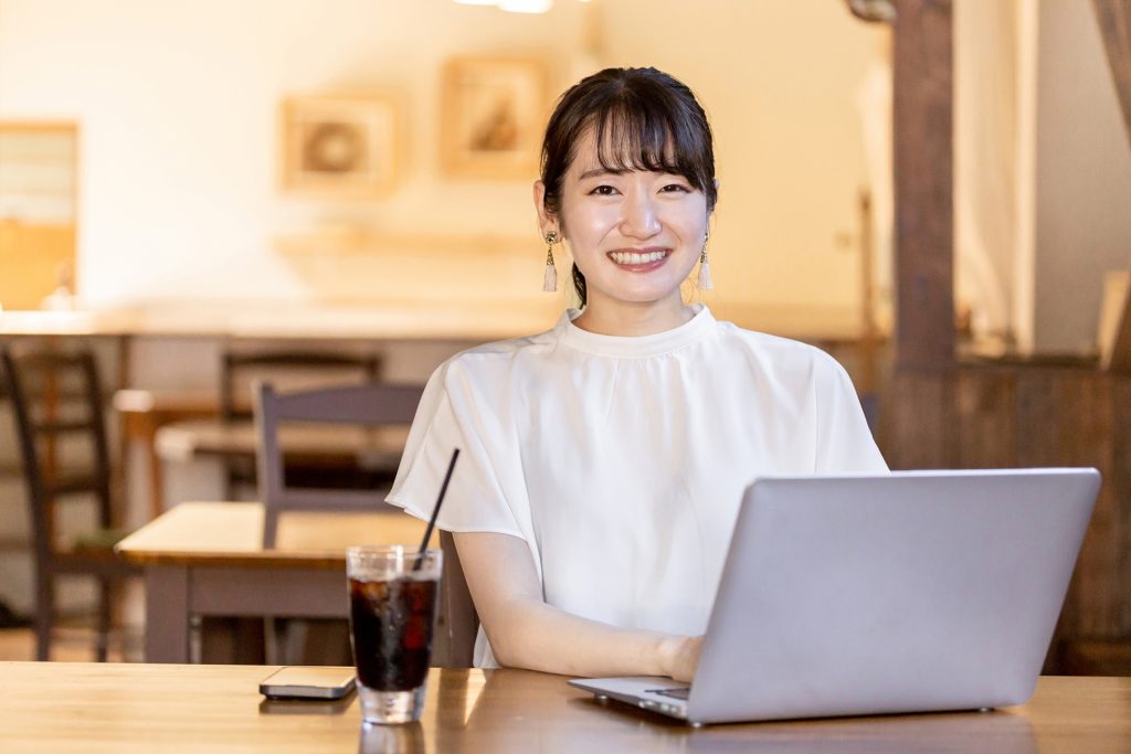 カフェでテレワークするビジネスウーマンの様子