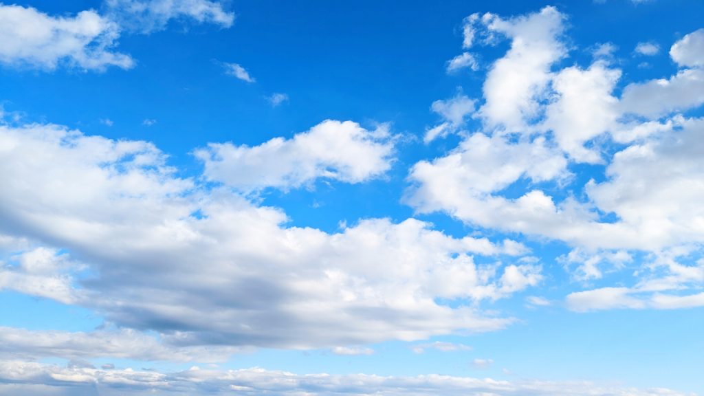 美しい青空と白い雲の様子