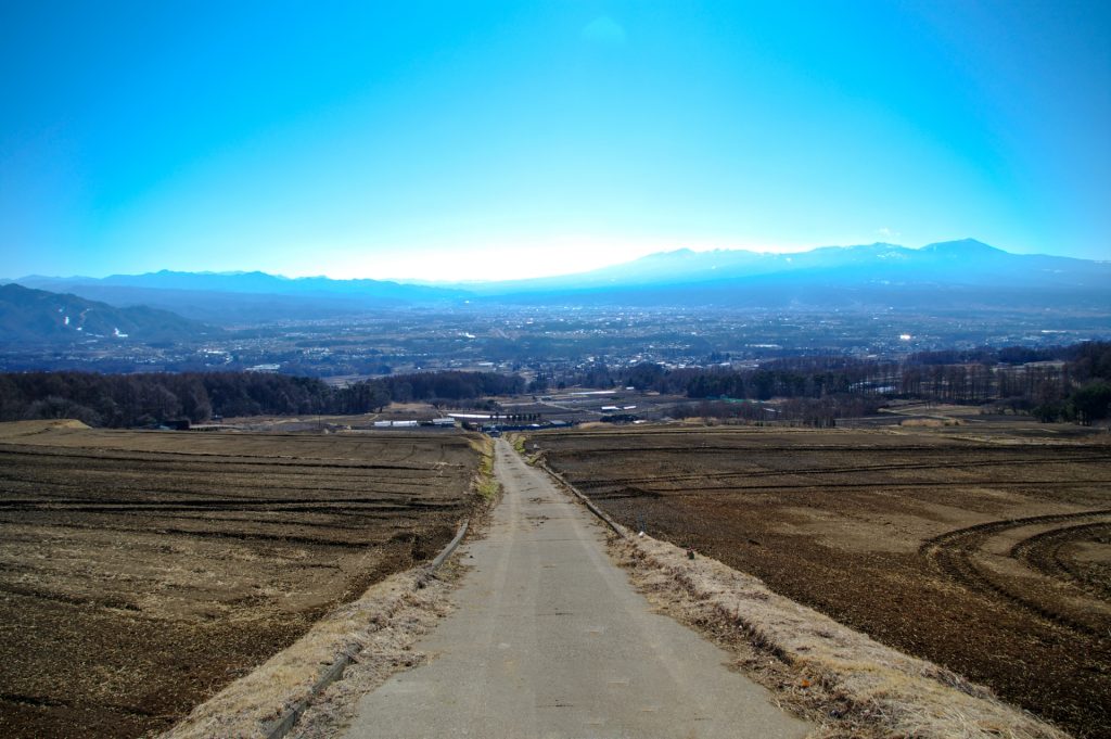 街に伸びる農道