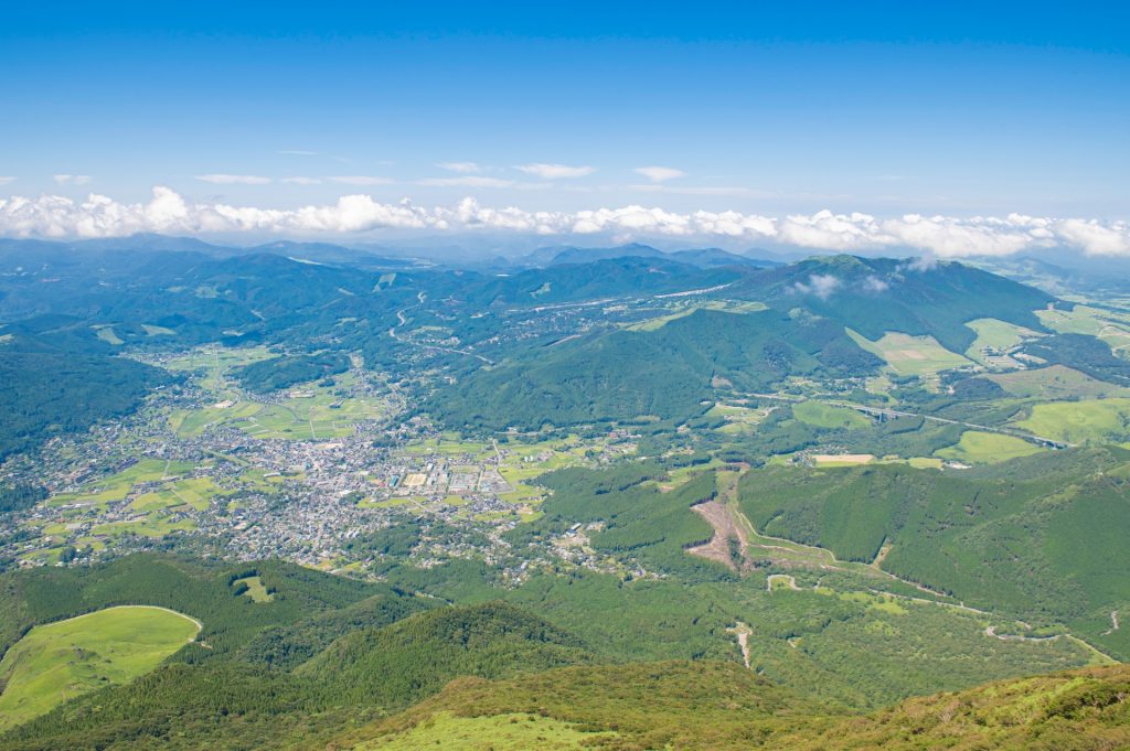 由布岳登山・西峰直下からの眺めの様子