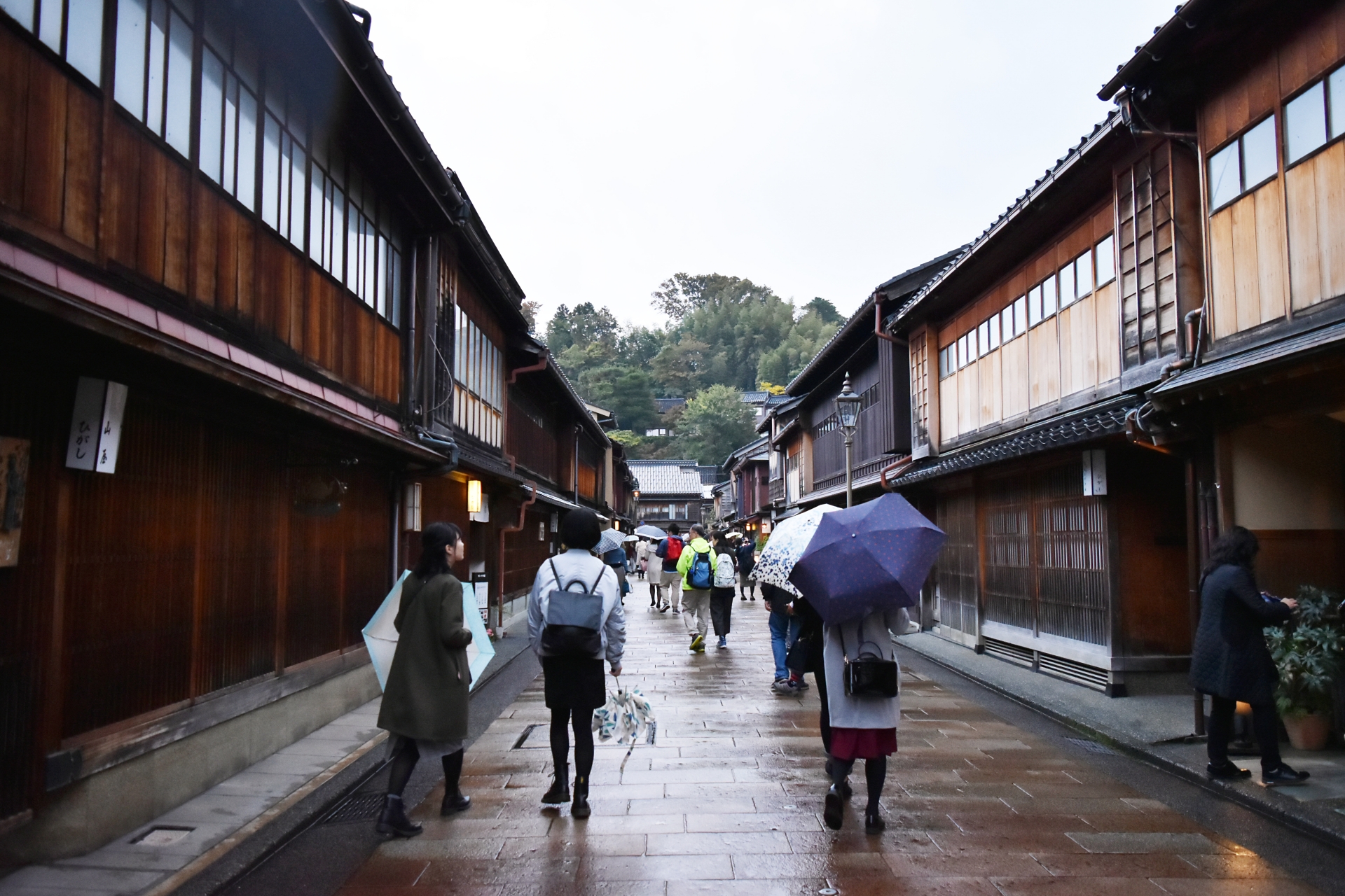 雨の日のひがし茶屋街