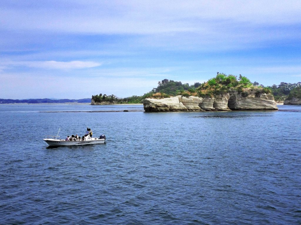 松島島巡り観光船からみた松島湾の島々と船の様子