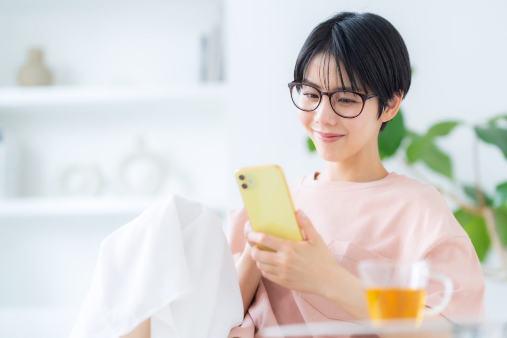 スマホを見る女性の様子