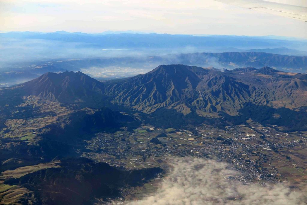 飛行機から撮った阿蘇山の様子