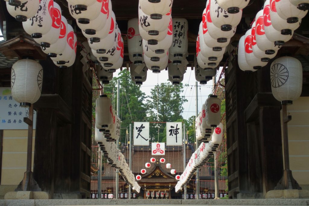 滋賀県、多賀大社で行われる万灯祭の提灯と拝殿が見える風景に様子
