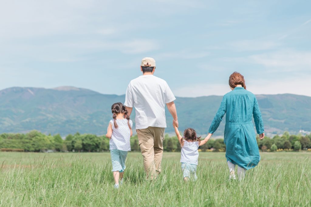 親子が手を繋いでいる