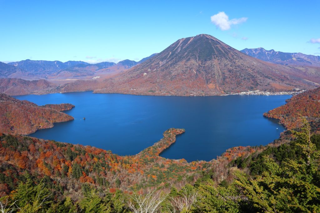 日光の半月山展望台から見た紅葉２の様子