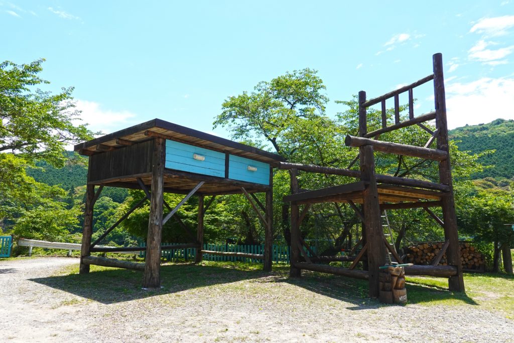 木製の机の椅子のオブジェ