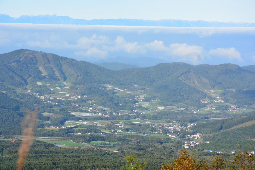 四阿山から見る菅平の町並みと北アルプスの様子