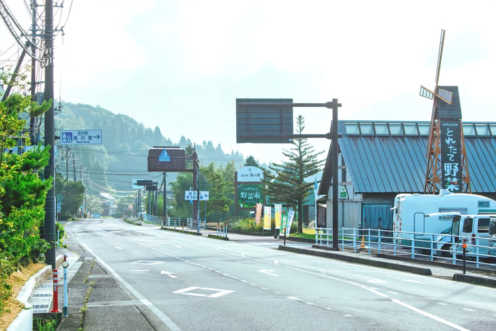 蒜山高原、国道482号と道の駅 風の家の様子