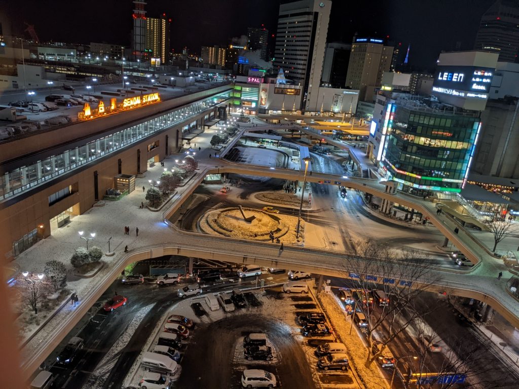雪のふる夜の駅周辺