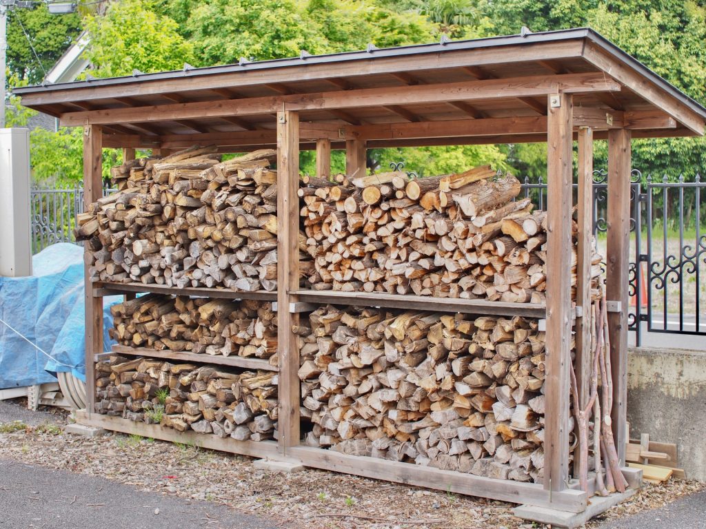 積み上げられた薪