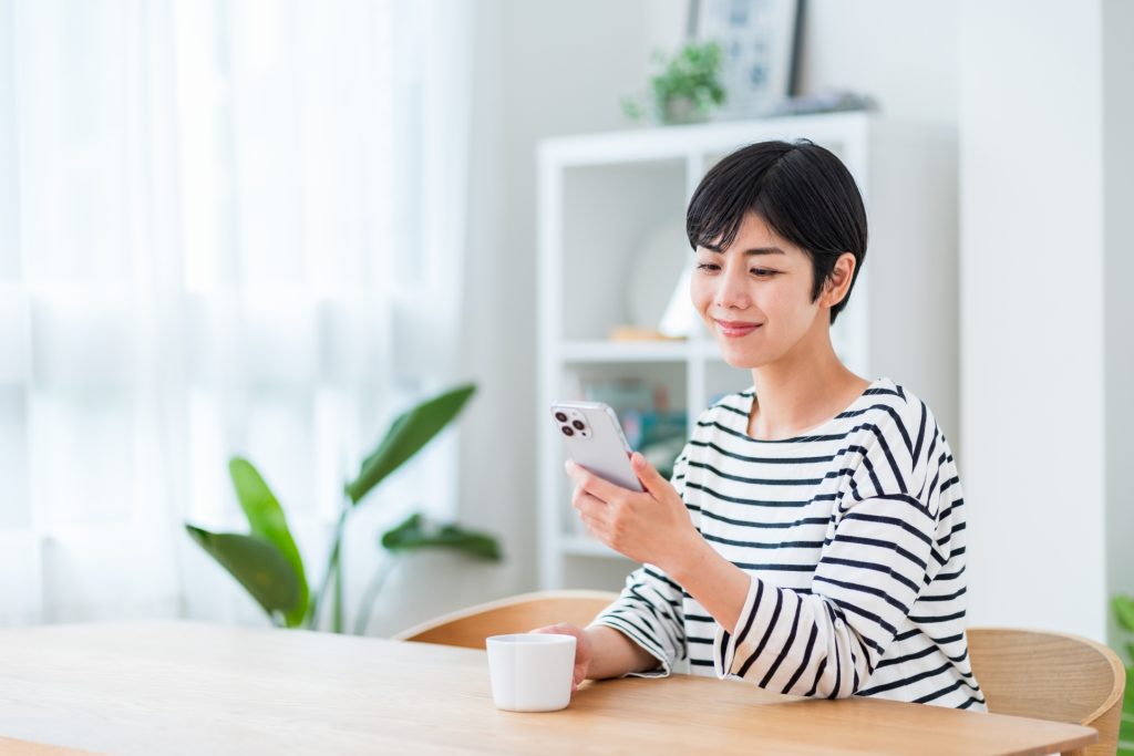 リビングでくつろぐ若い女性の様子