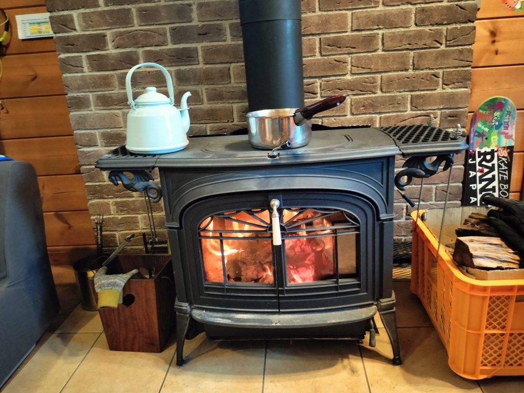 薪が燃えている暖炉