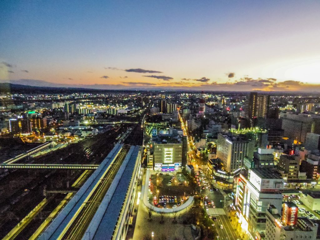 夜の街中の写真