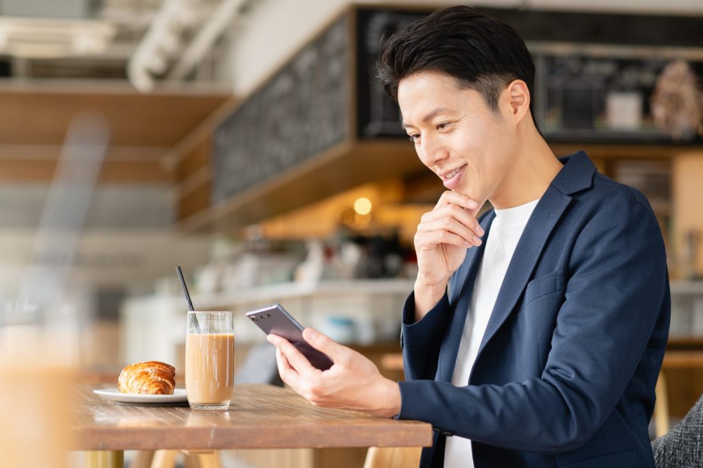 カフェでくつろぐミドルの男性の様子