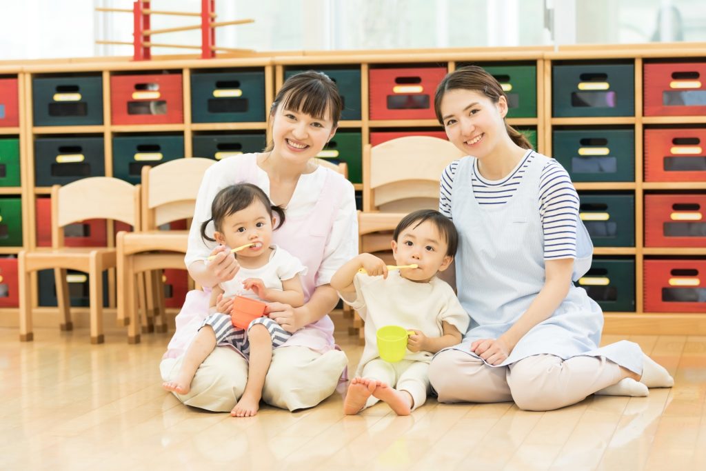 保育士と児童の写真