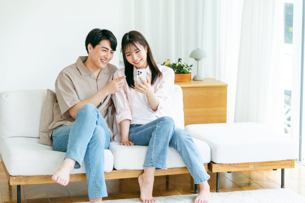夫婦がスマホを見る写真