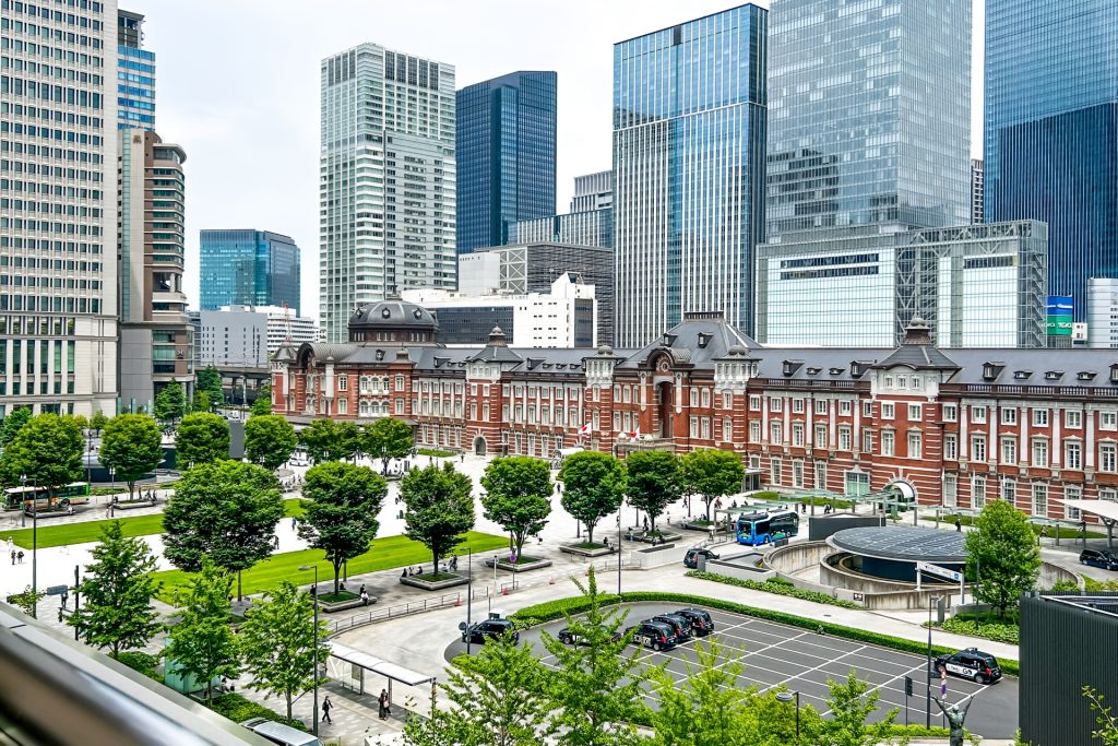 初夏の緑と赤レンガが美しい東京駅前の眺めの様子