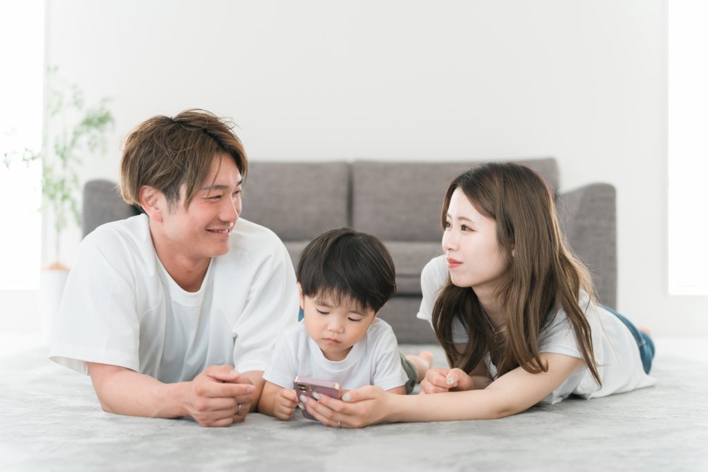 家でスマホ・スマートフォンを見る家族の様子