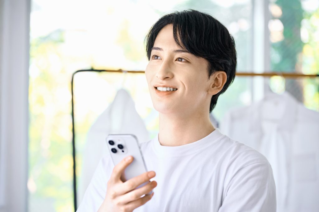 スマホを持つ男性