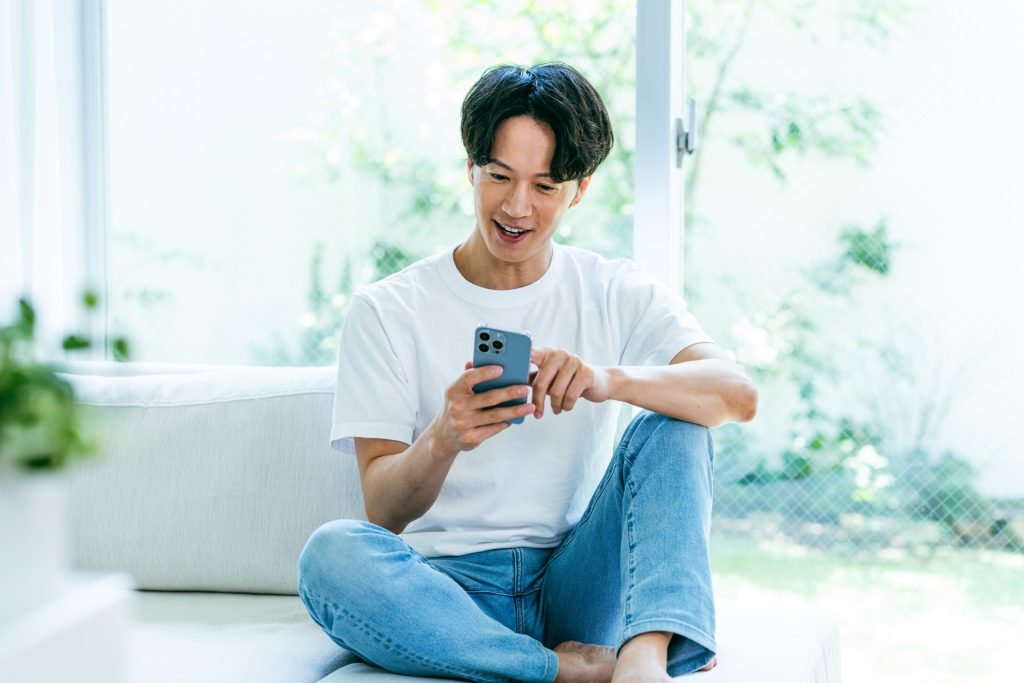 スマートフォンを操作する男性