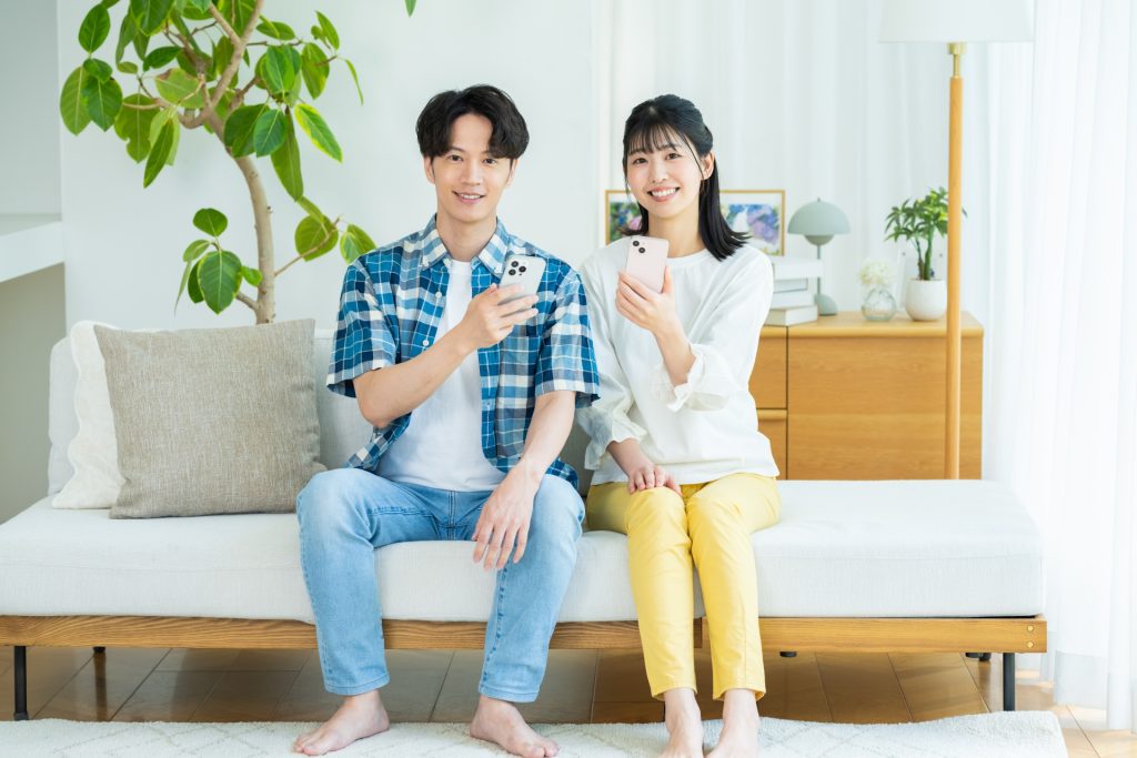 ソファに腰掛ける二人の男女