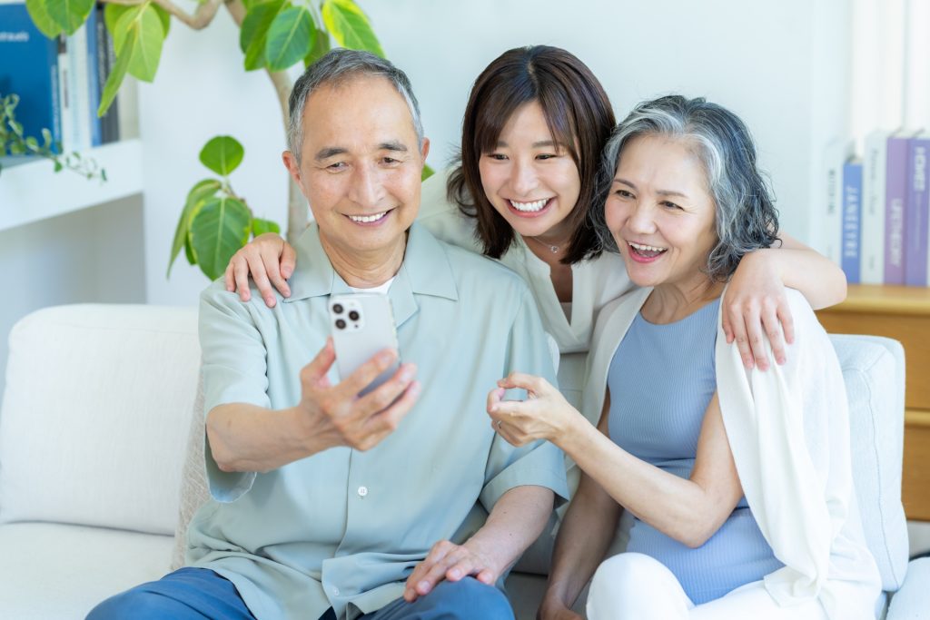 家族でスマホを見る