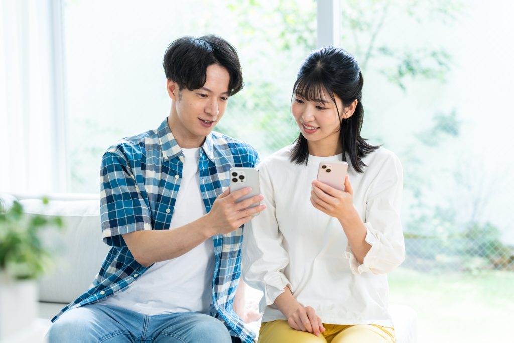 スマホを見る男女
