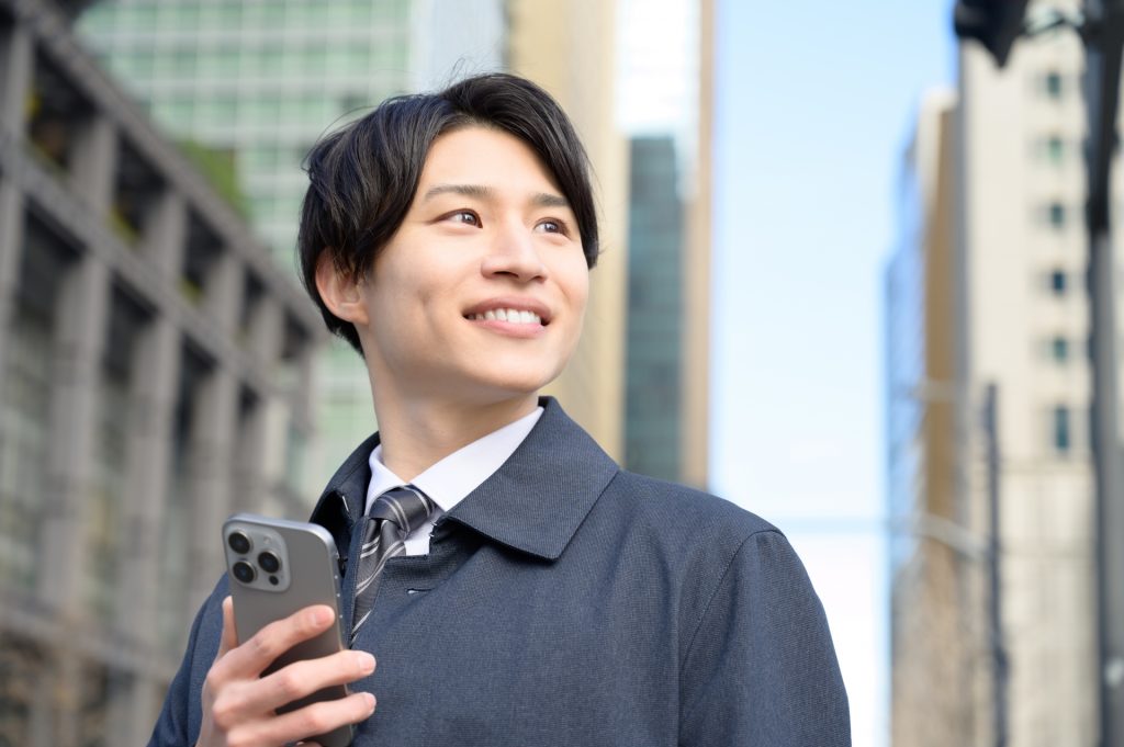 男性がスマホを持っている