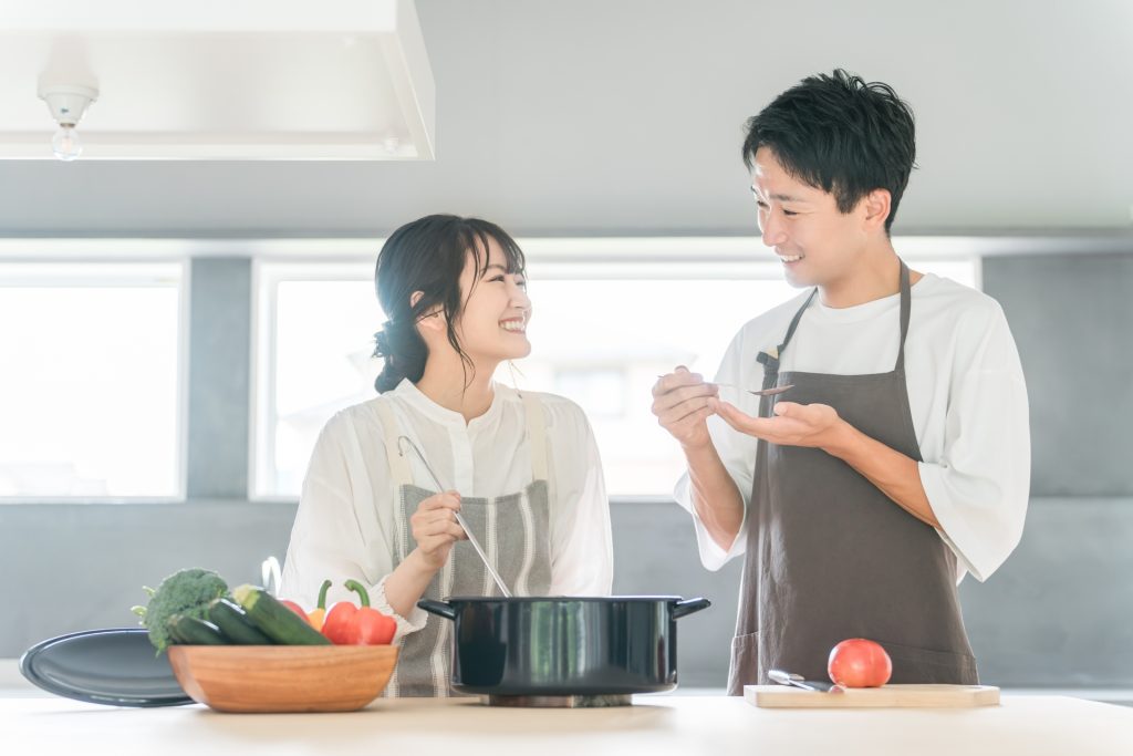 男女が料理をしている