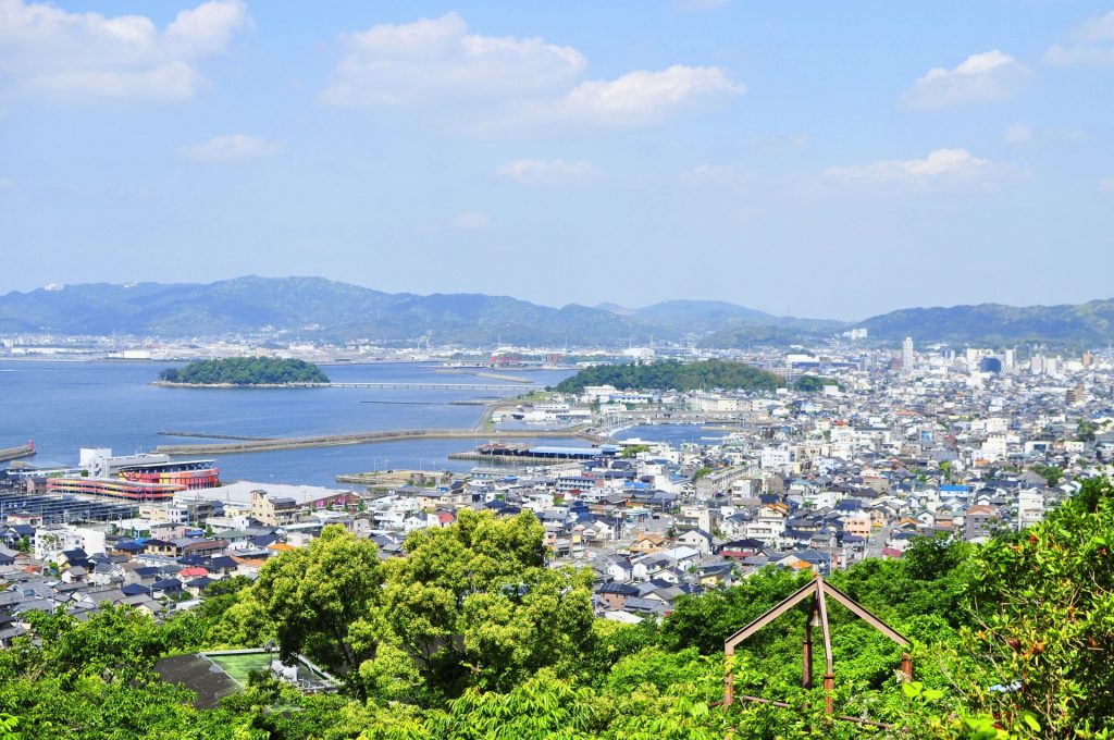 弘法山から見渡す蒲郡の様子