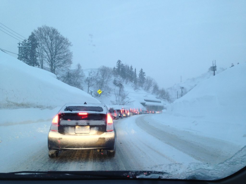 積雪した道路を走る車