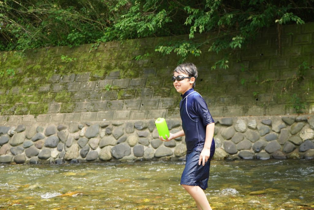 川遊びをする子供の様子