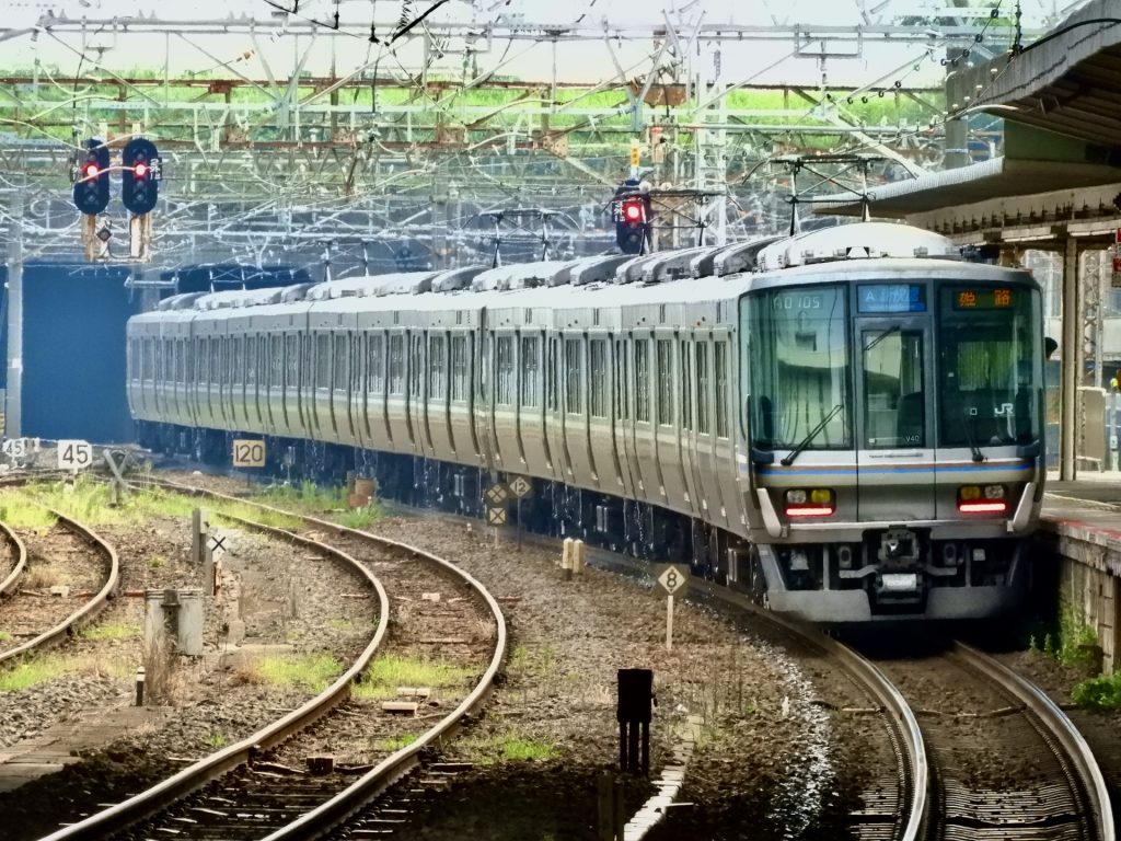 草津駅を発車する新快速の様子