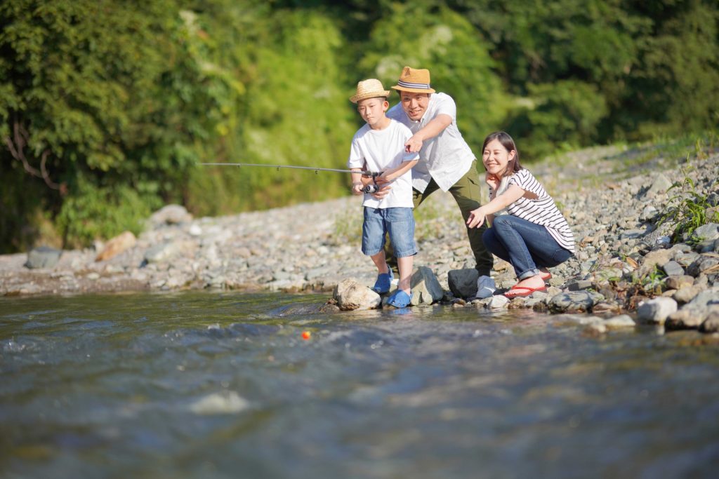 川で釣りをする親子の様子