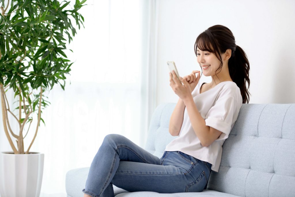 リビングでくつろぐ女性