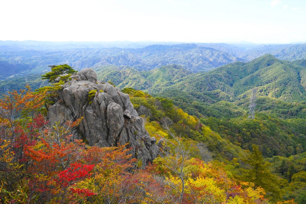 岩山と奥に広がる緑の山々